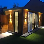 Meezee Pearl Double Bed Lodge With Free Parking